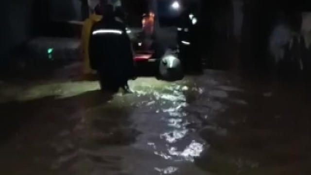 Yağmur sonrası su basan evlerde mahsur kalanlar kurtarıldı