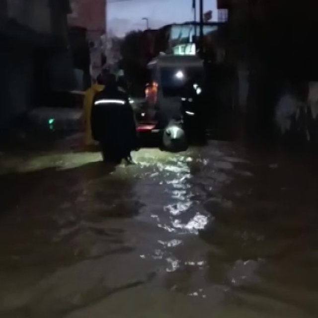 Yağmur sonrası su basan evlerde mahsur kalanlar kurtarıldı