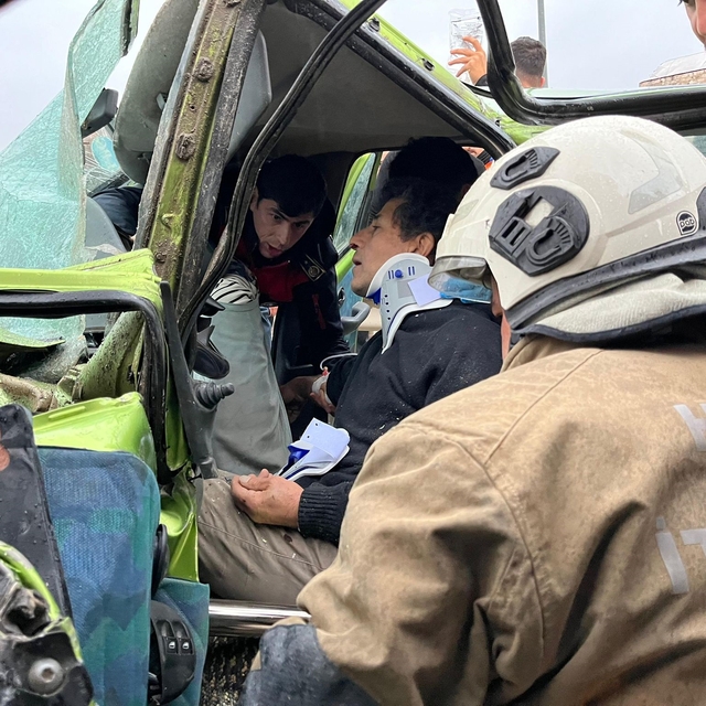 Hatay'da minibüs, otomobille çarpıştı: 5 yaralı