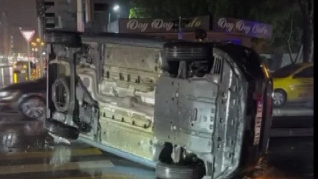 Hafif ticari araç ile otomobil çarpıştı: 2 yaralı