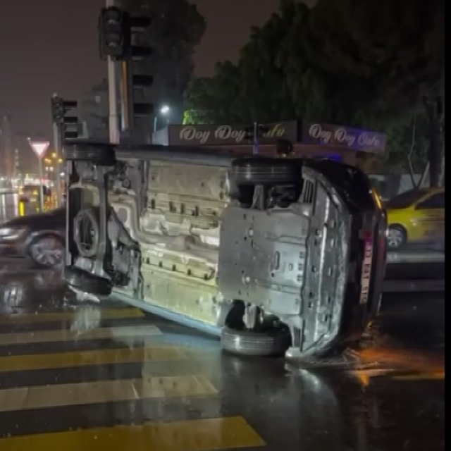 Hafif ticari araç ile otomobil çarpıştı: 2 yaralı