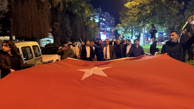 Aydın Ülkü Ocakları Türk bayrağıyla yürüyüş yaptı