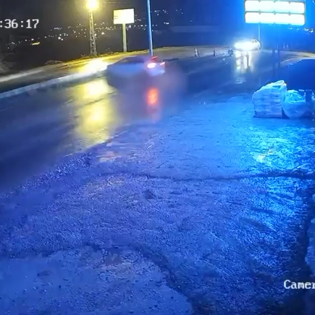 Otomobil, refüje ve bir otomobile çarptı: 2 yaralı