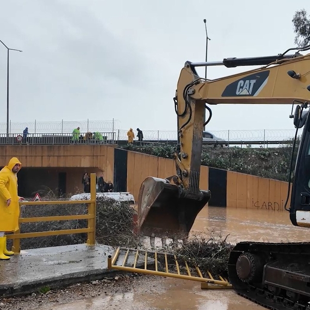 Sel suları yükseline minibüsün üzerinde mahsur kalan vatandaşları belediye...