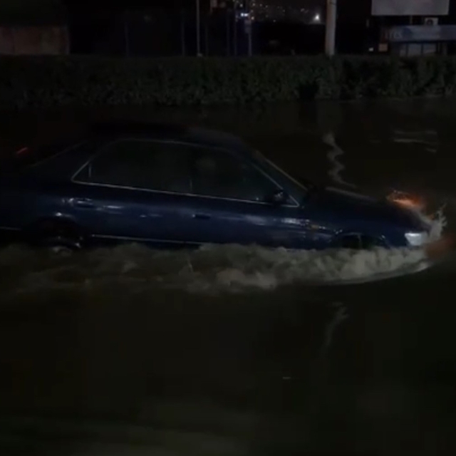 Sel sularında gemi gibi ilerledi
İzmir'de ilginç anlar: Otomobil gemi gibi...