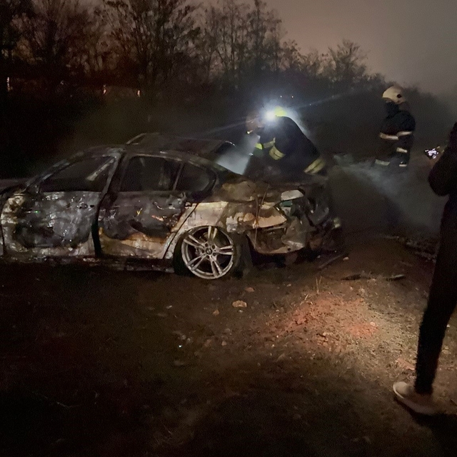 Şarampole uçan otomobil alev aldı: Son anda canlarını kurtardılar