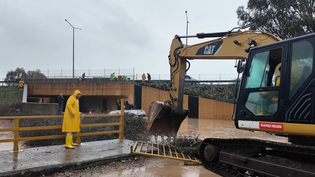 Sel suları yükseline minibüsün üzerinde mahsur kalan vatandaşları belediye ekipleri kurtardı