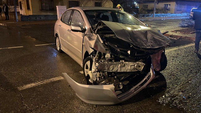 Kayseri'de otomobille hafif ticari aracın çarpıştığı kazada 4 kişi yaralandı