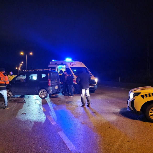 Çorum'da otomobille hafif ticari aracın çarpıştığı kazada 5 kişi yaralandı