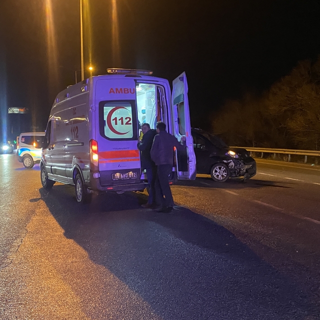 Otomobil ile hafif ticari araç çarpıştı: 5 yaralı