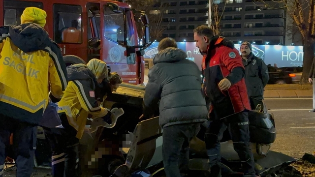 Takla atan otomobilde sıkışan arkadaşının başından ayrılmadı
Kayseri'de kontrolü kaybolan otomobil takla attı: 2 yaralı