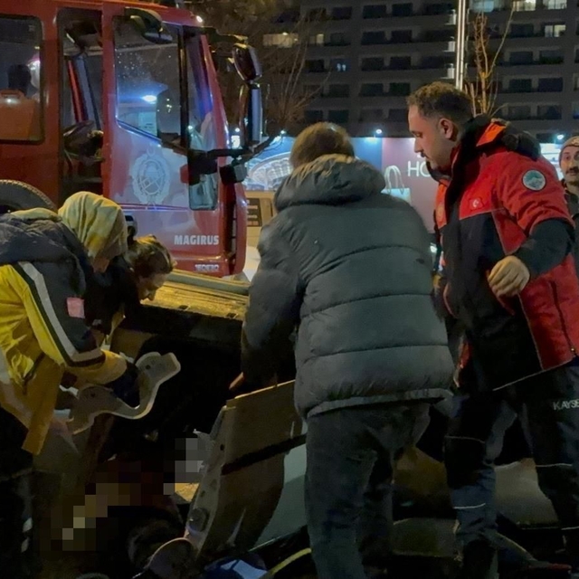 Takla atan otomobilde sıkışan arkadaşının başından ayrılmadı
Kayseri'de kon...