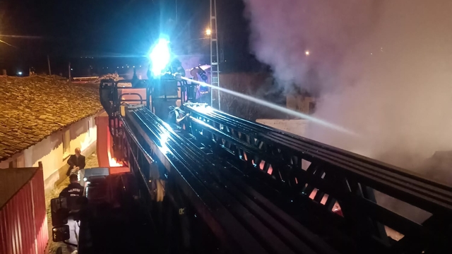 Balıkesir'de samanlıkta çıkan yangın söndürüldü