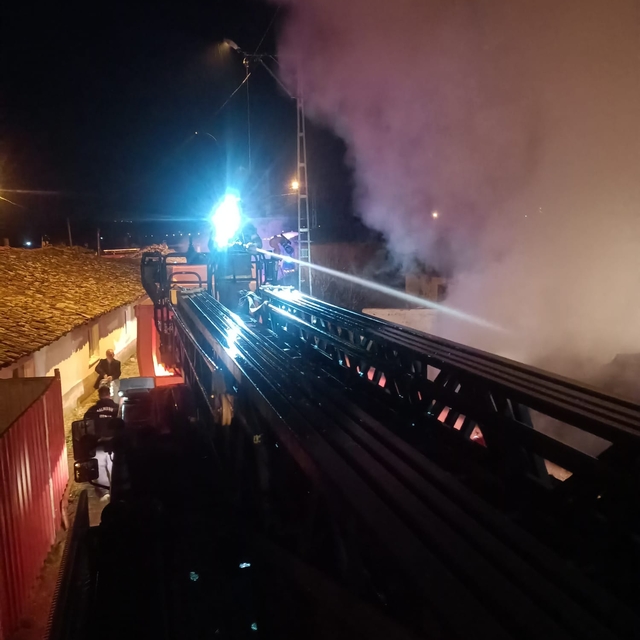 Balıkesir'de samanlıkta çıkan yangın söndürüldü