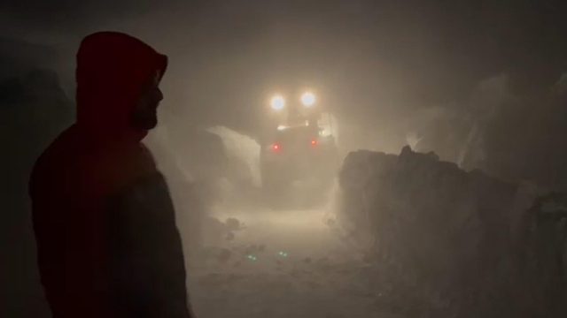 Tipide araçlarında mahsur kalanları ekipler kurtardı