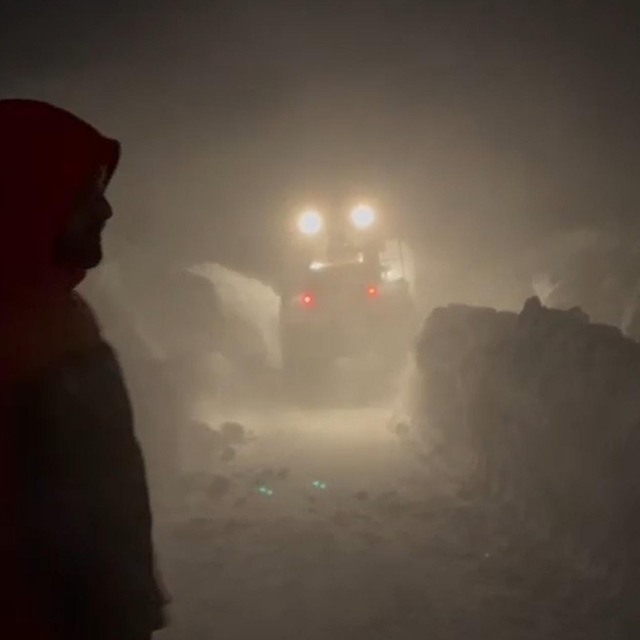 Tipide araçlarında mahsur kalanları ekipler kurtardı
