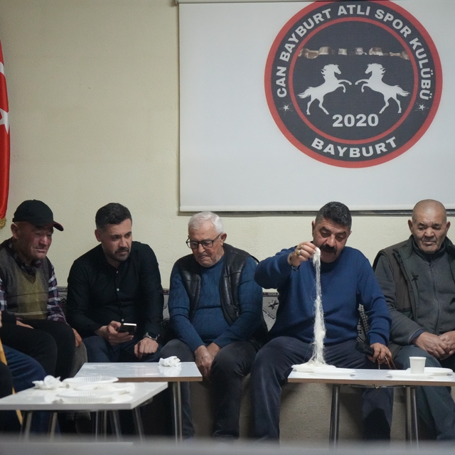 Bayburt'un yöresel lezzeti tel helvası gençleri ve yaşlıları aynı sofrada b...