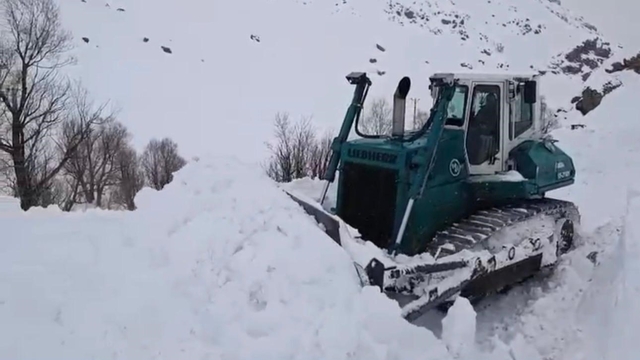 Şırnak'ta kar kalınlığı 2 metreyi aştı, ekipler vardiyalı sistemle çalışıyor