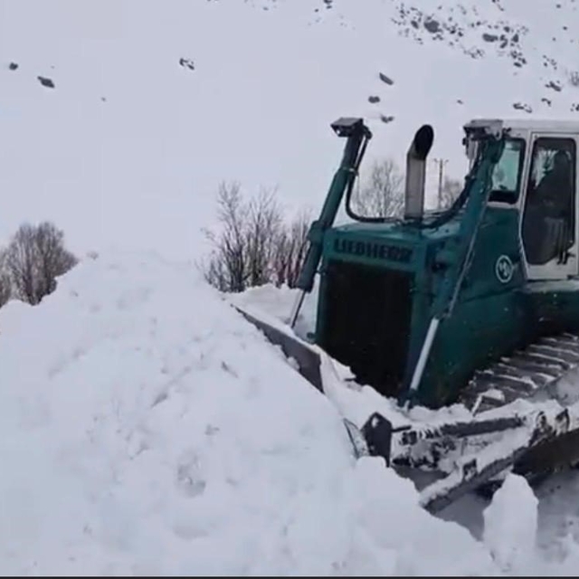 Şırnak'ta kar kalınlığı 2 metreyi aştı, ekipler vardiyalı sistemle çalışıyo...