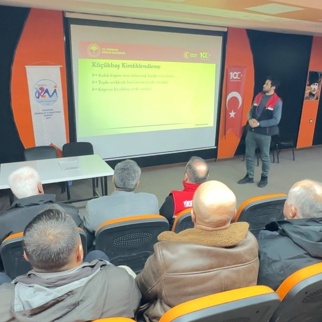 Yüksekova'da hayvan nakliyecileri ve celeplere 'refah' eğitimi