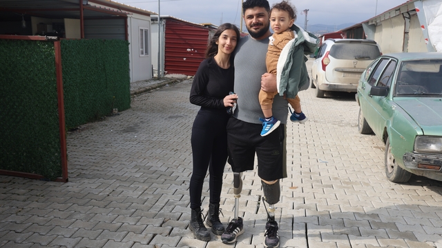 Protez bacaklarıyla yeniden yaşama tutunan depremzede Emre, yuva kurup evlat sahibi oldu