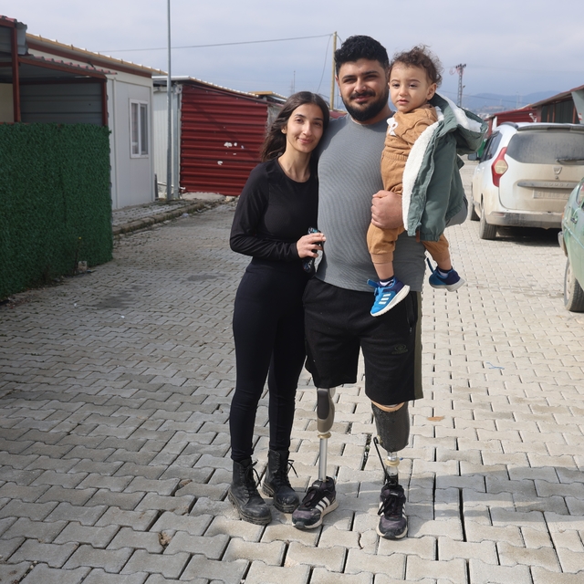 Protez bacaklarıyla yeniden yaşama tutunan depremzede Emre, yuva kurup evla...