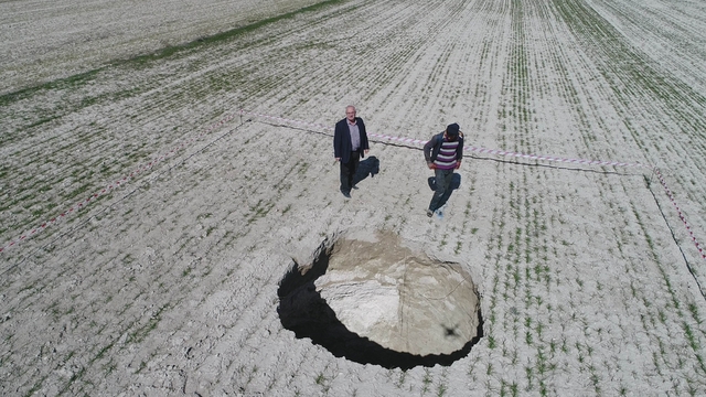 Kontrolsüz ve yoğun yeraltı suyu kullanımının bedeli: Ovadaki obruklar
Jeoloji Mühendisleri Odası Konya Şube Başkanı Şükrü Arslan:
"Son yıllardaki obruklar, tamamen yeraltı suyuyla ilişkili olarak oluşmakta"