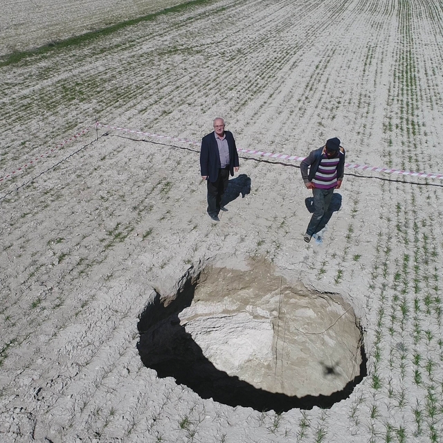 Kontrolsüz ve yoğun yeraltı suyu kullanımının bedeli: Ovadaki obruklar
Jeol...