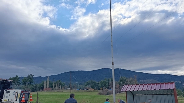 Bayrak direğinin ipini çaldılar