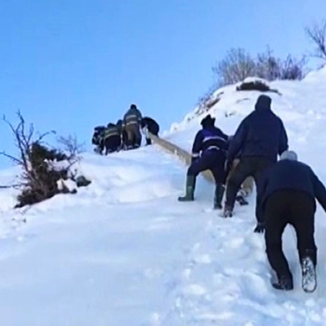 Elektrik şirketi ekipleri, kar yağışının 1 metreyi aştığı bölgede çalışmala...