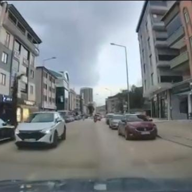 Park halindeki araçların arasından çıkan yayaya çarptı