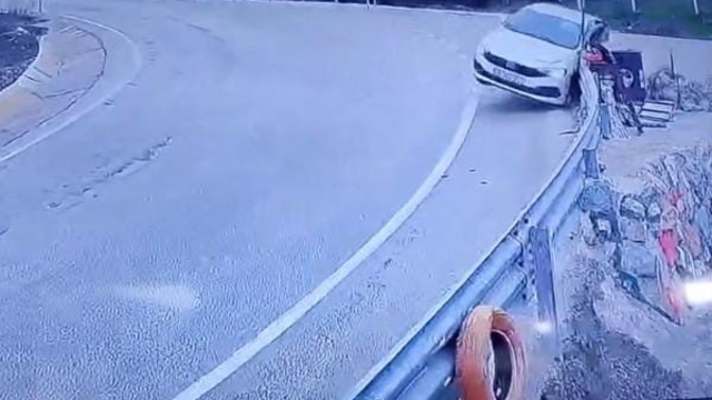 Uludağ yolunda kontrolden çıkan araç bariyerlere çarptı