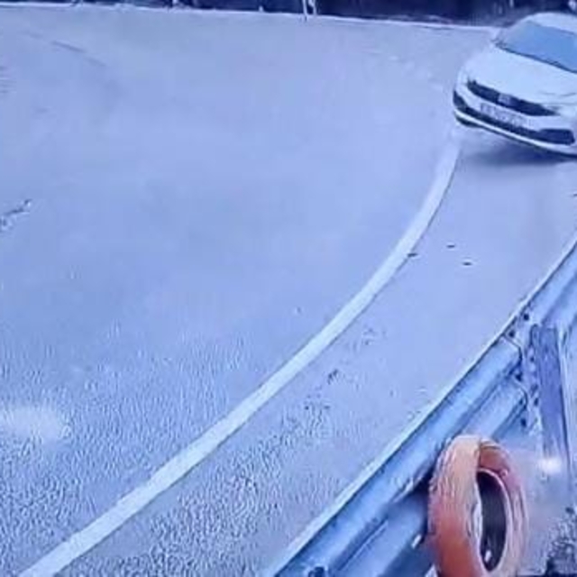 Uludağ yolunda kontrolden çıkan araç bariyerlere çarptı