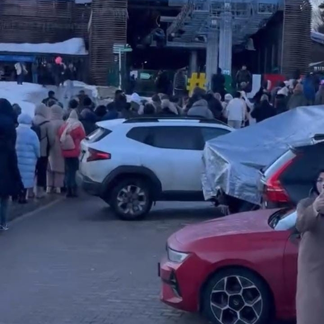 Uludağ'da teleferik kuyruğu metrelerce uzadı