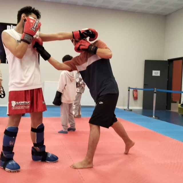 Genç sporcular Kick Boks ile zamanlarını sporla değerlendiriyor