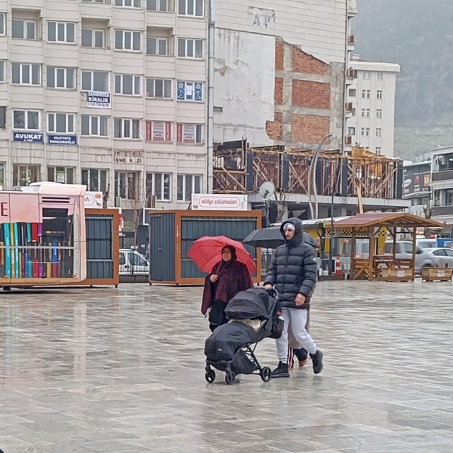 Afyonkarahisar yeni güne yağışlı hava ile başladı
