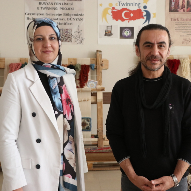 Kayseri'de 2 öğretmen, halı dokuma geleneğini yaşatmak için okulda atölye k...