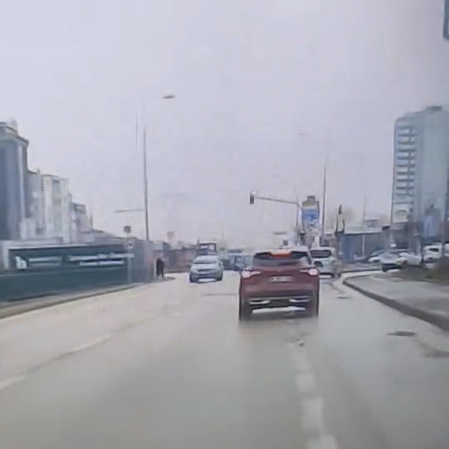 Bursa'da ters yöne giren otomobil paniğe neden oldu