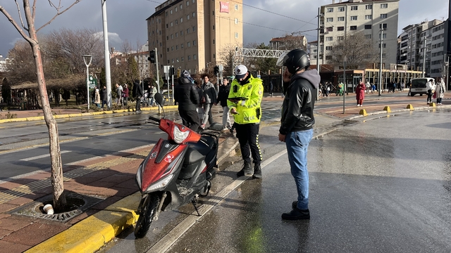 Eskişehir'de 2025 yılında 46 bin 929 motosiklet denetlendi
Kural ihlali yapıp polisten kaçan motosikletliler kamerada