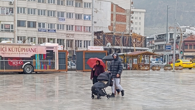 Afyonkarahisar yeni güne yağışlı hava ile başladı