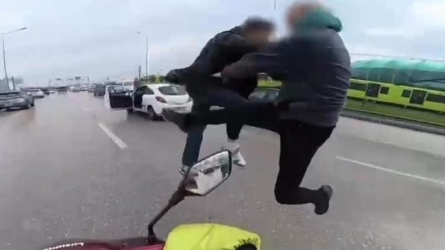 Uçan tekmelerin bedeli ağır oldu... Ehliyetlerine el konuldu, psikotekniğe sevk edildi
Uçan tekmelerin sonu gözaltında bitti
Aday sürücünün ehliyetine süresiz el konuldu