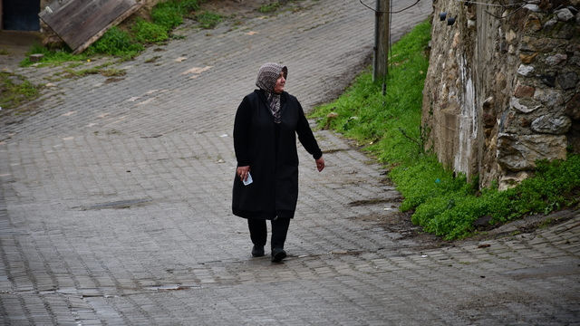 Bilecik'in İnhisar Belediye Başkanı Nihal Arslan, her sabah sokak sokak gezip not aldığı eksikleri gideriyor