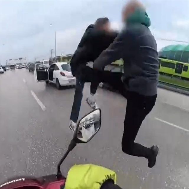 Trafikte tekme- yumruk kavga eden sürücülerin ehliyetlerine el konuldu