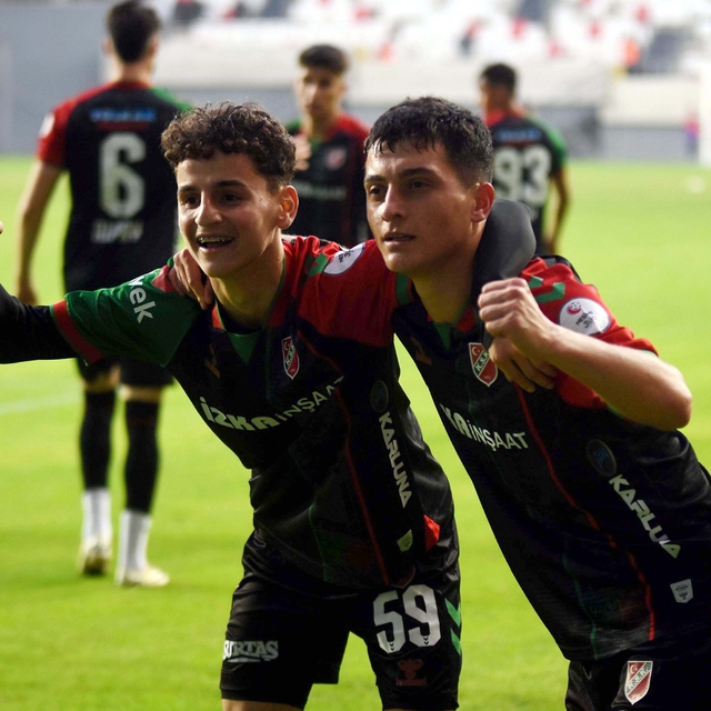 Karşıyaka evinde moral arıyor