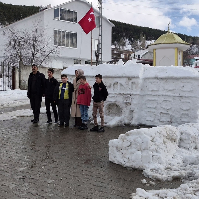 Tarihi Sivas Valiliği'nin kardan maketi ziyaretçilerini ağırlıyor
Yaptıklar...