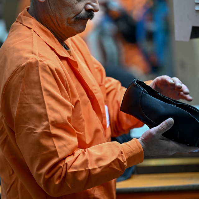 Ayaş Açık Cezaevi'nde tek tip ayakkabıda günde 1000 çift üretiliyor