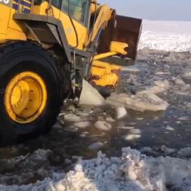 İçme suyu yolunu açarken kara saplanan loder vinç yardımıyla kurtarıldı