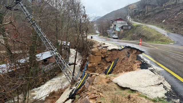 Osmaniye'de şiddetli yağışla birlikte yolda göçük yaşandı