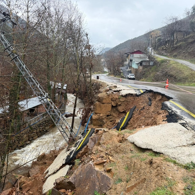Osmaniye'de şiddetli yağışla birlikte yolda göçük yaşandı
