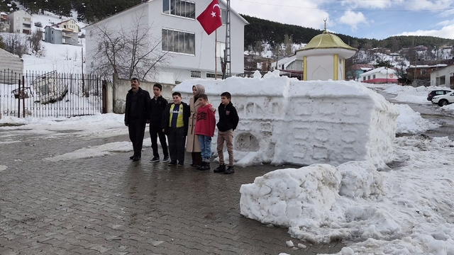 Tarihi Sivas Valiliği'nin kardan maketi ziyaretçilerini ağırlıyor
Yaptıkları kardan kız kulesiyle dikkat çekmişlerdi, şimdide kardan yaptıkları tarihi Sivas Valiliği'nin maketi ziyaretçilerini ağırlıyor
